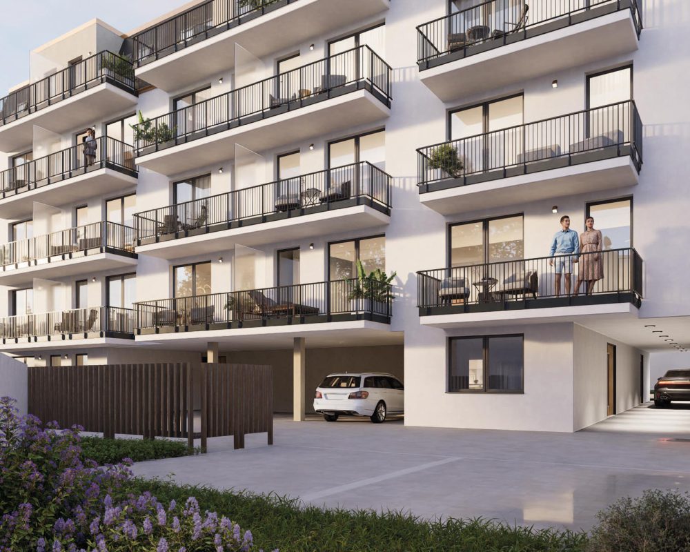 Modernes Wohngebäude mit Balkonen, zwei Personen blicken in die Ferne, umgeben von Pflanzen.