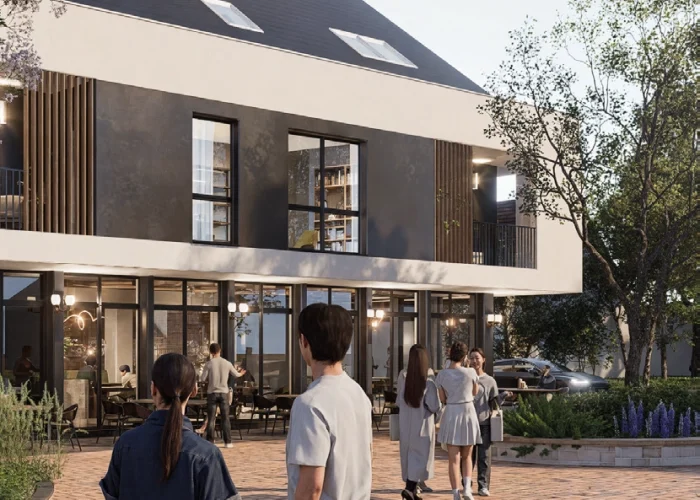 Modernes Gebäude mit Glasfronten, Menschen auf gepflastertem Platz, sonnige und lebendige Atmosphäre.