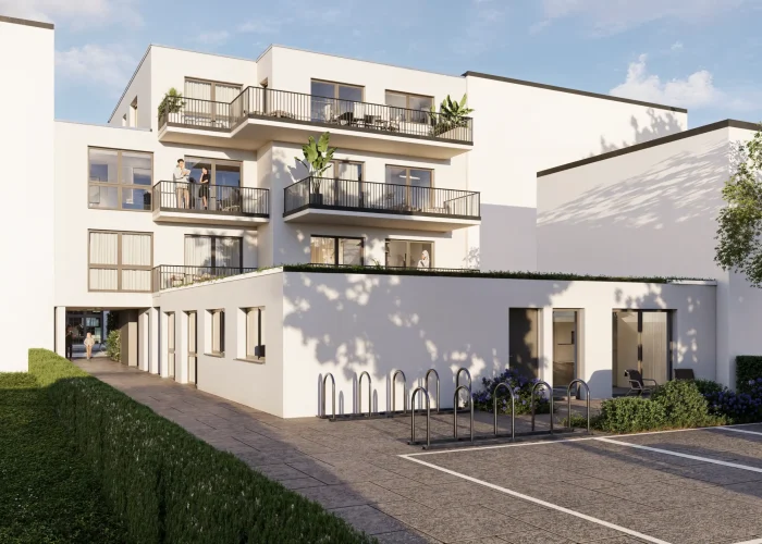 Modernes Wohngebäude mit Balkonen, Menschen genießen die Aussicht; sonniger Tag, grüne Umgebung.